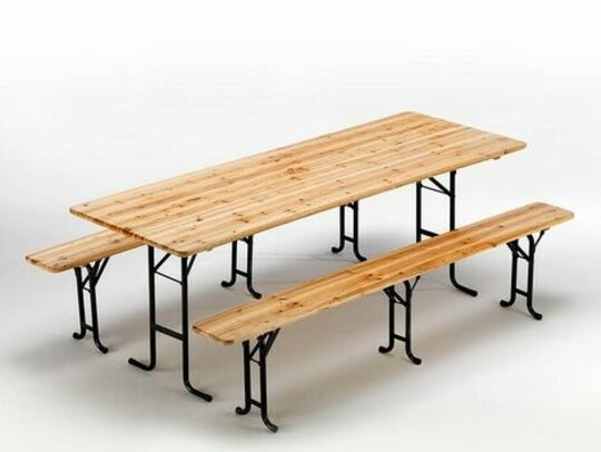 Une table et des bancs